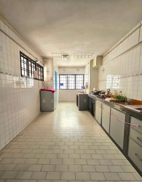 328 Jurong East Street 31 HDB Flat For Sale at S$ 554,000 | PropertyGuru Singapore - Kitchen