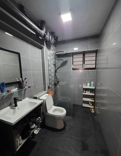 525 Woodlands Drive 14 HDB Flat For Sale at S$ 600,000 | PropertyGuru Singapore - Bathroom