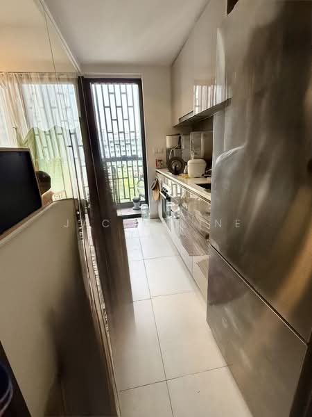 Lake Grande Condominium For Sale at S$ 1,620,000 | PropertyGuru Singapore - Kitchen
