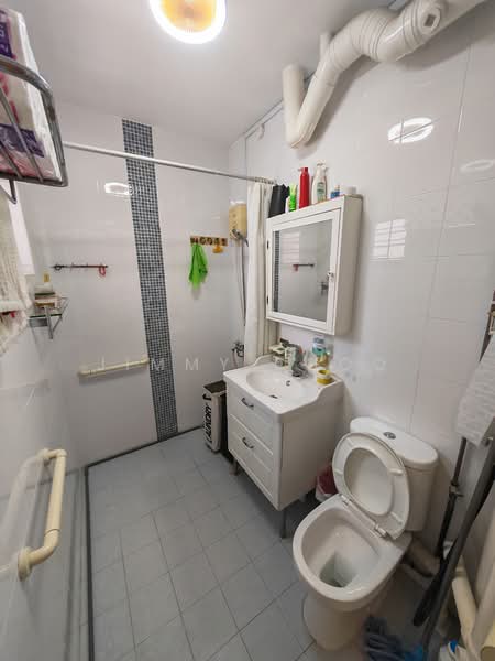 474 Jurong West Street 41 HDB Flat For Sale at S$ 555,000 | PropertyGuru Singapore - Bathroom