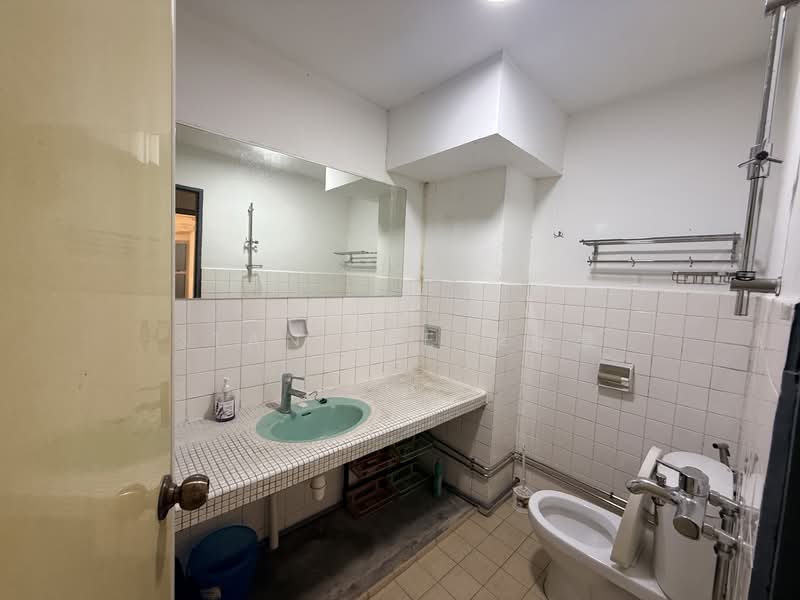 Semi D along Choa Chu Kang Avenue 1, Chua Chu Kang Avenue 1, 6 Bedrooms, 3,000 sqft, Semi-Detached House For Rent, by Stan Lee 李俊豪, 500074983 - Bathroom - PropertyGuru.com.sg