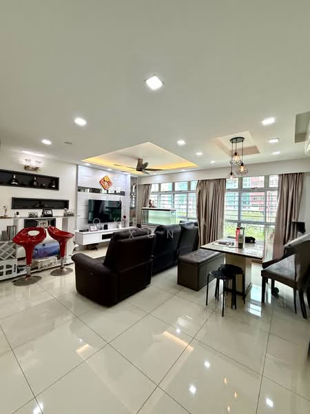 439B Bukit Batok West Avenue 8 HDB Flat For Sale at S$ 779,000 | PropertyGuru Singapore - Living Room