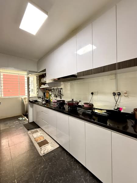 439B Bukit Batok West Avenue 8 HDB Flat For Sale at S$ 779,000 | PropertyGuru Singapore - Kitchen