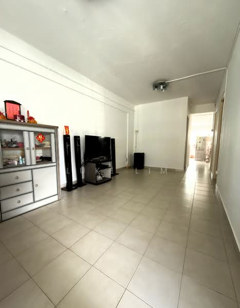 205 Yishun Street 21 HDB Flat For Sale at S$ 480,000 | PropertyGuru Singapore - Living Room
