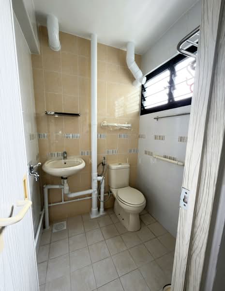 205 Yishun Street 21 HDB Flat For Sale at S$ 480,000 | PropertyGuru Singapore - Bathroom