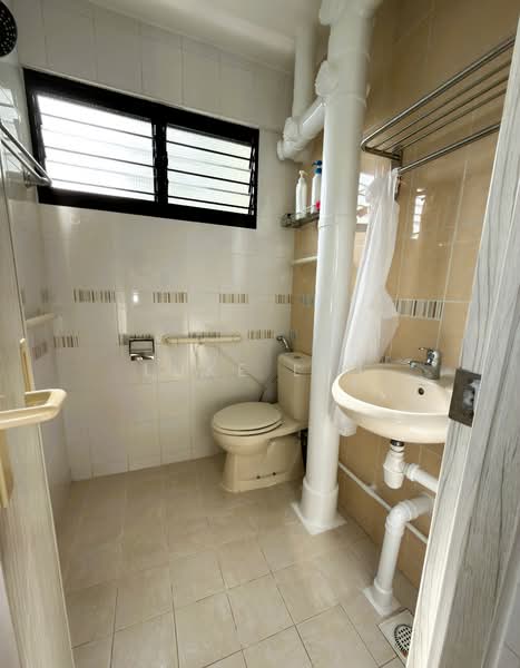 205 Yishun Street 21 HDB Flat For Sale at S$ 480,000 | PropertyGuru Singapore - Bathroom