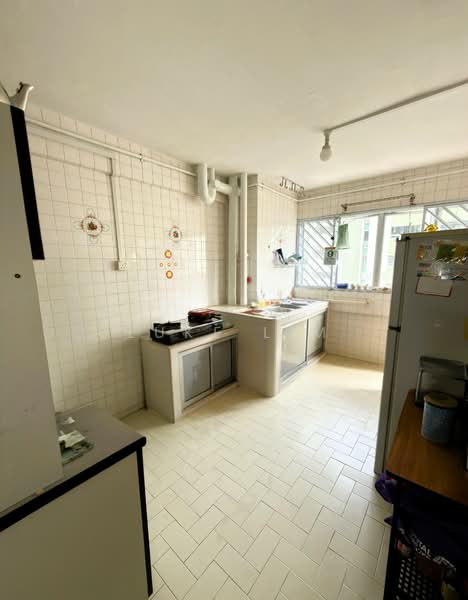 205 Yishun Street 21 HDB Flat For Sale at S$ 480,000 | PropertyGuru Singapore - Kitchen
