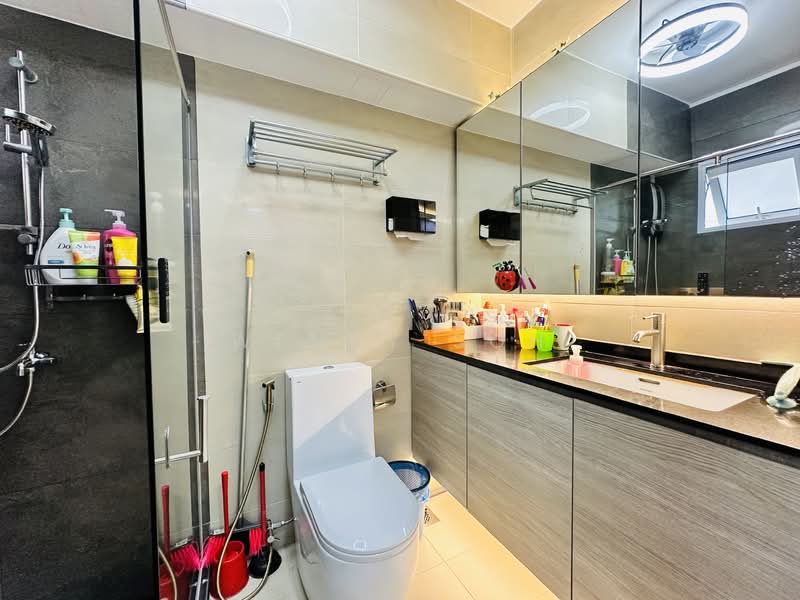 76A Redhill Road HDB Flat For Sale at S$ 1,100,000 | PropertyGuru Singapore - Bathroom