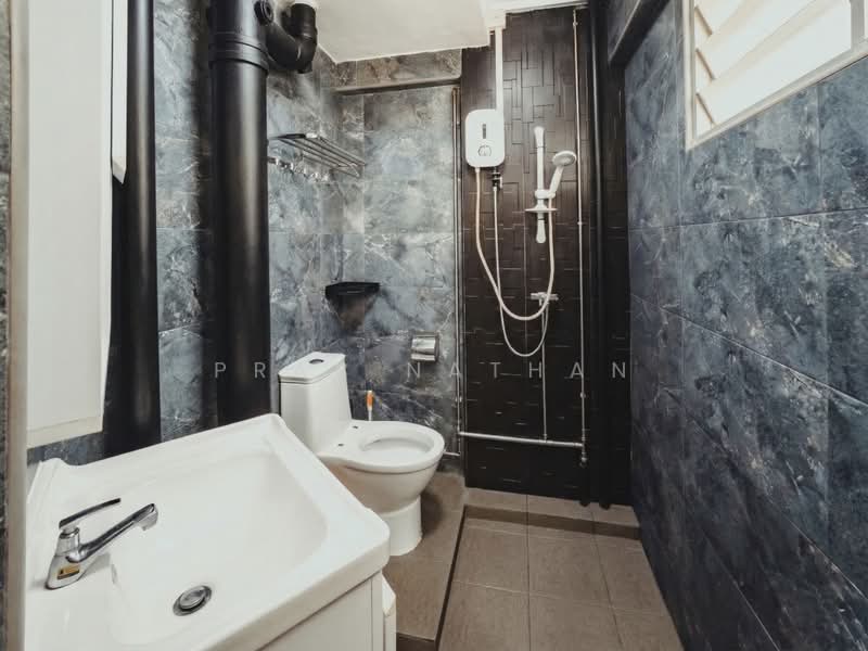 275 Tampines Street 22 HDB Flat For Sale at S$ 580,000 | PropertyGuru Singapore - Bathroom