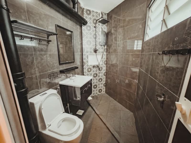 275 Tampines Street 22 HDB Flat For Sale at S$ 580,000 | PropertyGuru Singapore - Bathroom