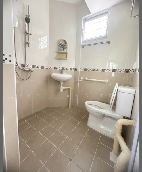 214 Jurong East Street 21, 214 Jurong East Street 21, Room Rental, 100 sqft, HDB Flat For Rent, by Lee Liang Fei, 500075121 - Bathroom - PropertyGuru.com.sg