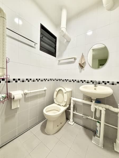 740 Yishun Avenue 5 HDB Flat For Sale at S$ 445,000 | PropertyGuru Singapore - Bathroom