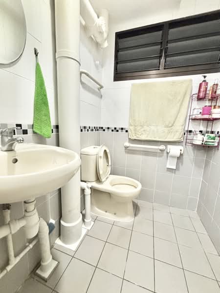 740 Yishun Avenue 5 HDB Flat For Sale at S$ 445,000 | PropertyGuru Singapore - Bathroom
