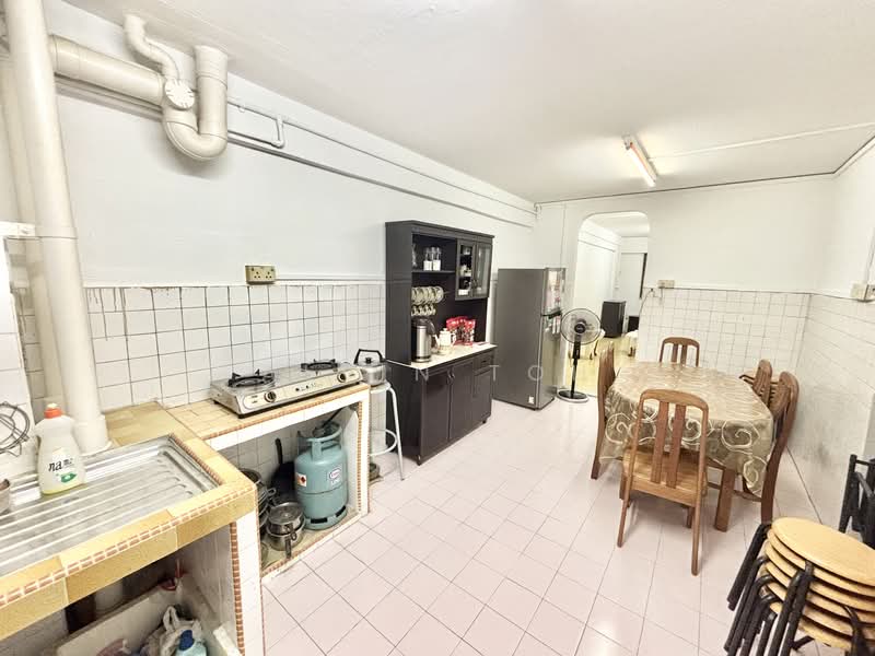 740 Yishun Avenue 5 HDB Flat For Sale at S$ 445,000 | PropertyGuru Singapore - Kitchen