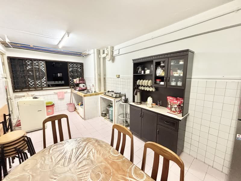 740 Yishun Avenue 5 HDB Flat For Sale at S$ 445,000 | PropertyGuru Singapore - Kitchen