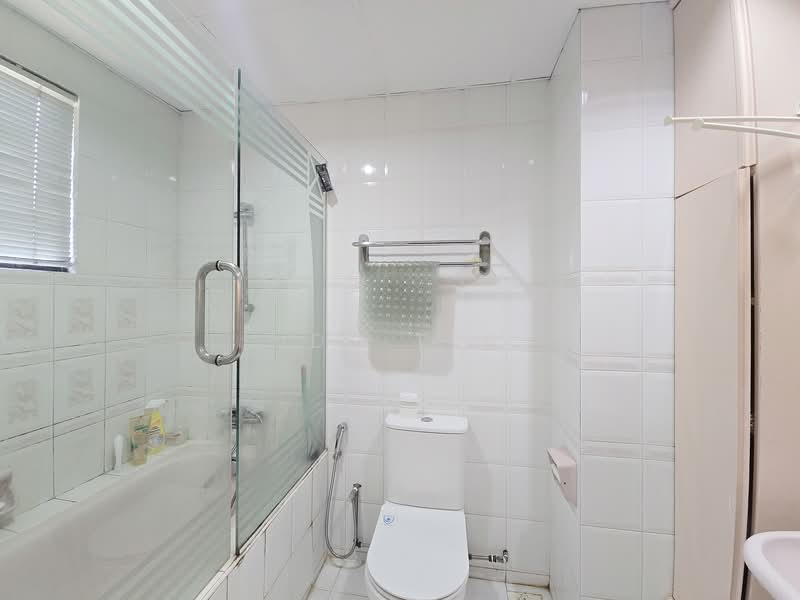 Cherryhill, 21 Lorong Lew Lian, 3 Bedrooms, 1,194 sqft, Condominium For Rent, by Idy Tee, 500075202 - Bathroom - PropertyGuru.com.sg