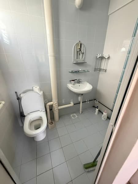 522 Jurong West Street 52, 522 Jurong West Street 52, 3 Bedrooms, 1,270 sqft, HDB Flat For Rent, by Agnes Ng, 500075203 - Toilet - PropertyGuru.com.sg