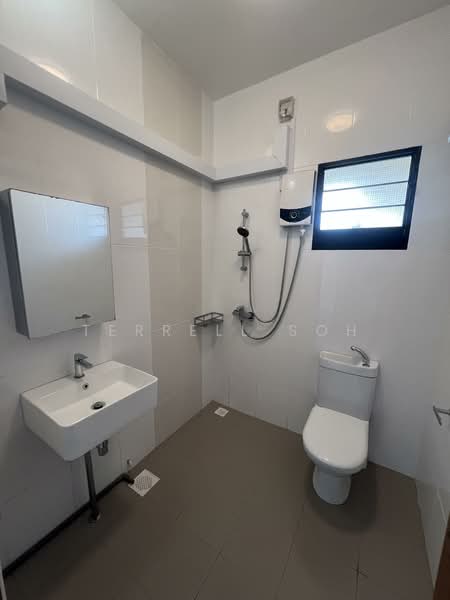 467C Bukit Batok West Avenue 9 HDB Flat For Sale at S$ 400,000 | PropertyGuru Singapore - Bathroom