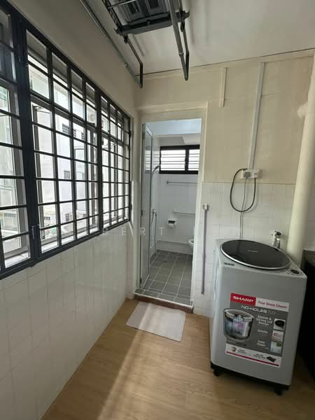 354 Clementi Avenue 2, 354 Clementi Avenue 2, 2 Bedrooms, 883 sqft, HDB Flat For Rent, by Albert New, 500075232 - Bathroom - PropertyGuru.com.sg