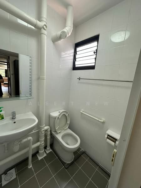 354 Clementi Avenue 2, 354 Clementi Avenue 2, 2 Bedrooms, 883 sqft, HDB Flat For Rent, by Albert New, 500075232 - Bathroom - PropertyGuru.com.sg