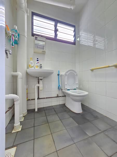 136 Yishun Ring Road HDB Flat For Sale at S$ 525,000 | PropertyGuru Singapore - Bathroom