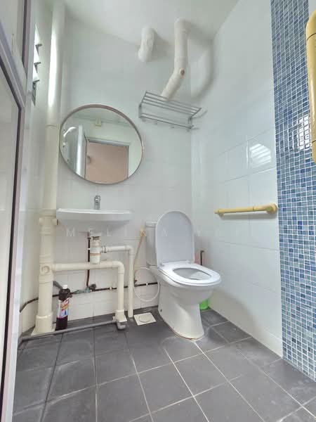 136 Yishun Ring Road HDB Flat For Sale at S$ 525,000 | PropertyGuru Singapore - Bathroom