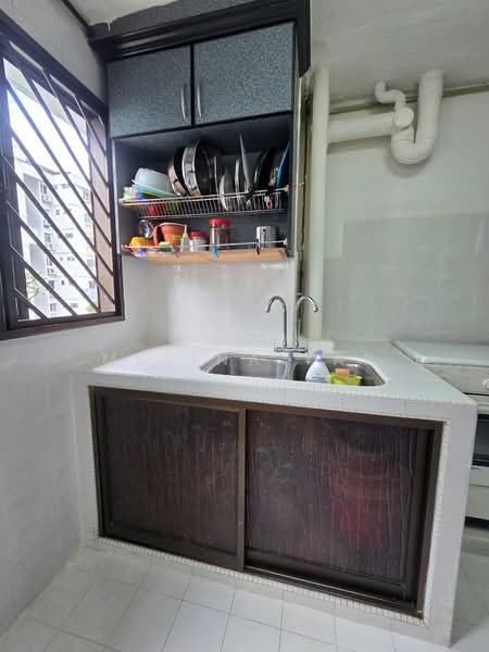 136 Yishun Ring Road HDB Flat For Sale at S$ 525,000 | PropertyGuru Singapore - Kitchen
