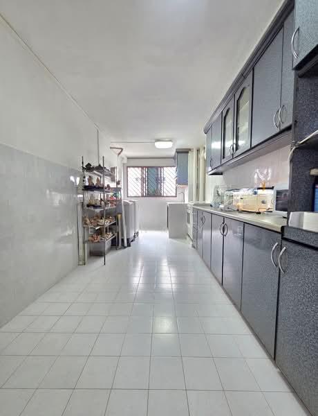 136 Yishun Ring Road HDB Flat For Sale at S$ 525,000 | PropertyGuru Singapore - Kitchen