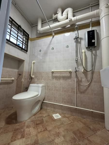 323 Tampines Street 33, 323 Tampines Street 33, 3 Bedrooms, 1,195 sqft, HDB Flat For Rent, by Aura Echon, 500075272 - Bathroom - PropertyGuru.com.sg