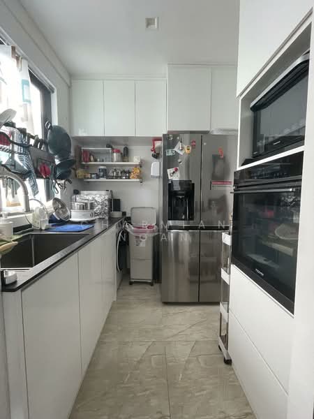 Kingsford Waterbay Condominium For Sale at S$ 1,680,000 | PropertyGuru Singapore - Kitchen