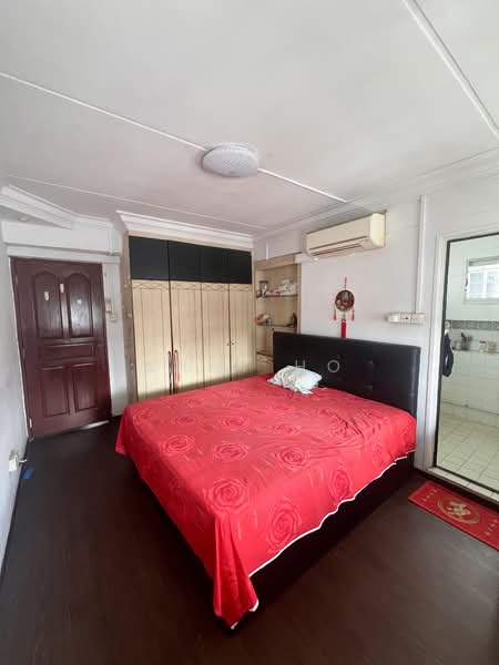 729 Woodlands Circle HDB Flat For Sale at S$ 570,000 | PropertyGuru Singapore - Master Bedroom