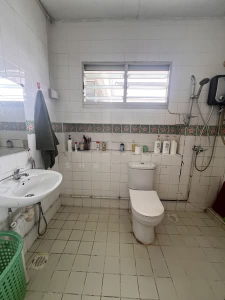 729 Woodlands Circle HDB Flat For Sale at S$ 570,000 | PropertyGuru Singapore - Master Bathroom