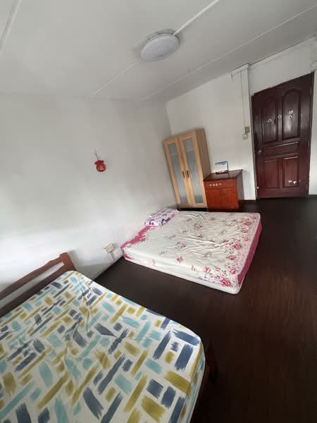 729 Woodlands Circle HDB Flat For Sale at S$ 570,000 | PropertyGuru Singapore - Common Bedroom 1