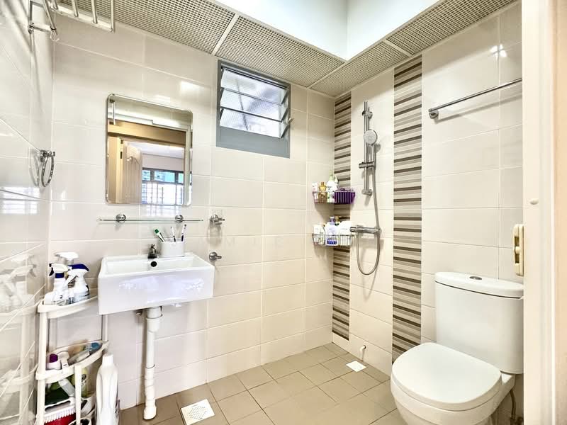 476C Upper Serangoon View HDB Flat For Sale at S$ 800,000 | PropertyGuru Singapore - Bathroom