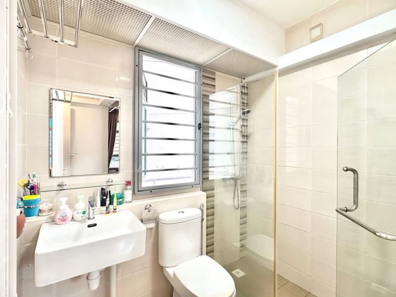 476C Upper Serangoon View HDB Flat For Sale at S$ 800,000 | PropertyGuru Singapore - Bathroom