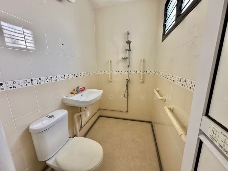 131 Bishan Street 12 HDB Flat For Sale at S$ 680,000 | PropertyGuru Singapore - Bathroom