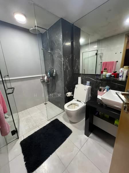 River Isles Condominium For Sale at S$ 1,250,000 | PropertyGuru Singapore - Bathroom