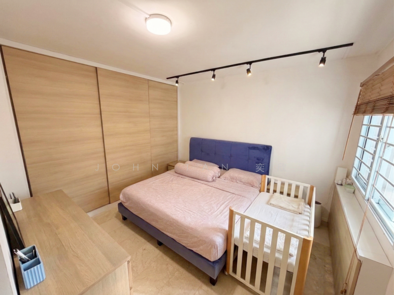 288D Jurong East Street 21 HDB Flat For Sale at S$ 888,000 | PropertyGuru Singapore - Master Bedroom