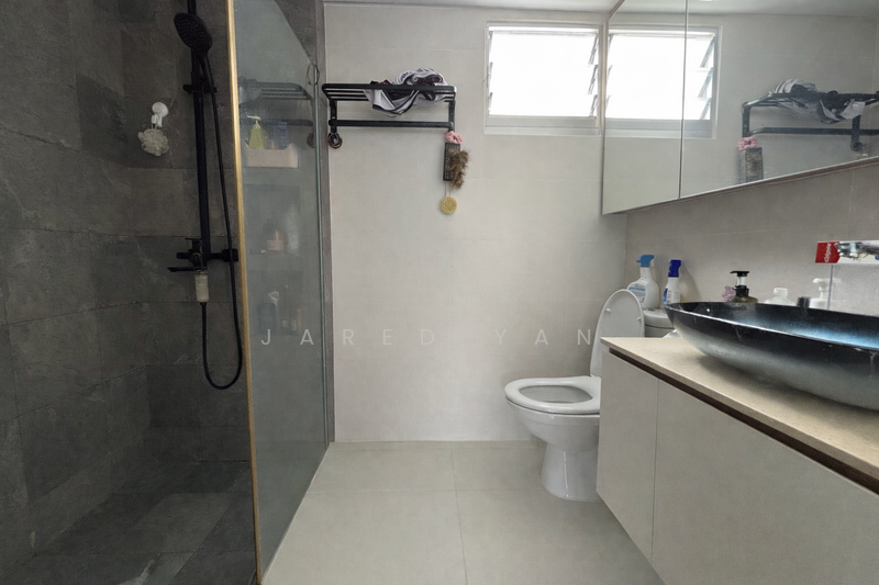 443C Bukit Batok West Avenue 8 HDB Flat For Sale at S$ 828,000 | PropertyGuru Singapore - Bathroom