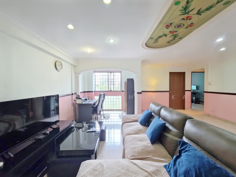 667B Jurong West Street 65 HDB Flat For Sale at S$ 680,000 | PropertyGuru Singapore - Living Room