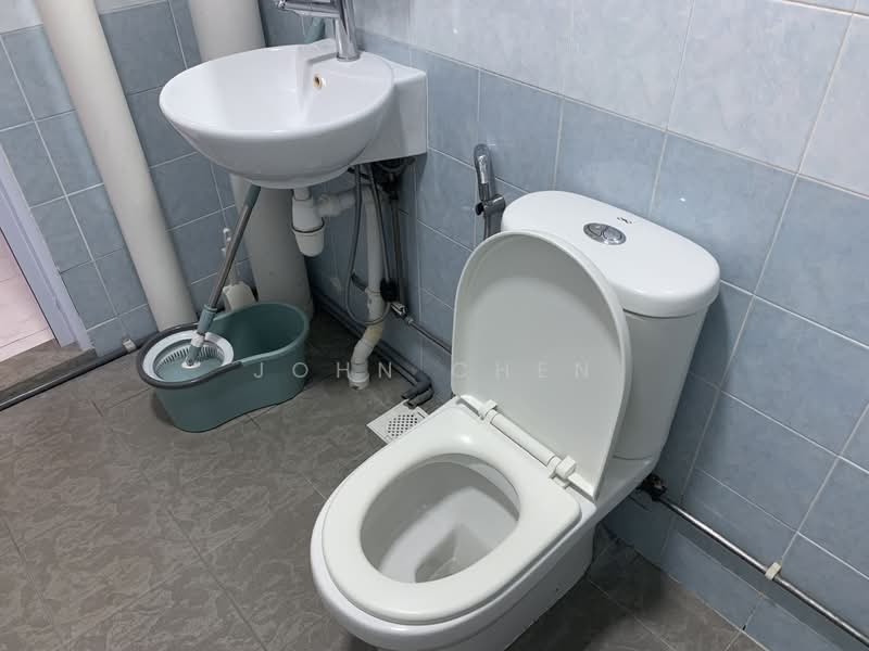 773 Bedok Reservoir View, 773 Bedok Reservoir View, 3 Bedrooms, 1,130 sqft, HDB Flat For Rent, by John Chen, 500075472 - Bathroom - PropertyGuru.com.sg