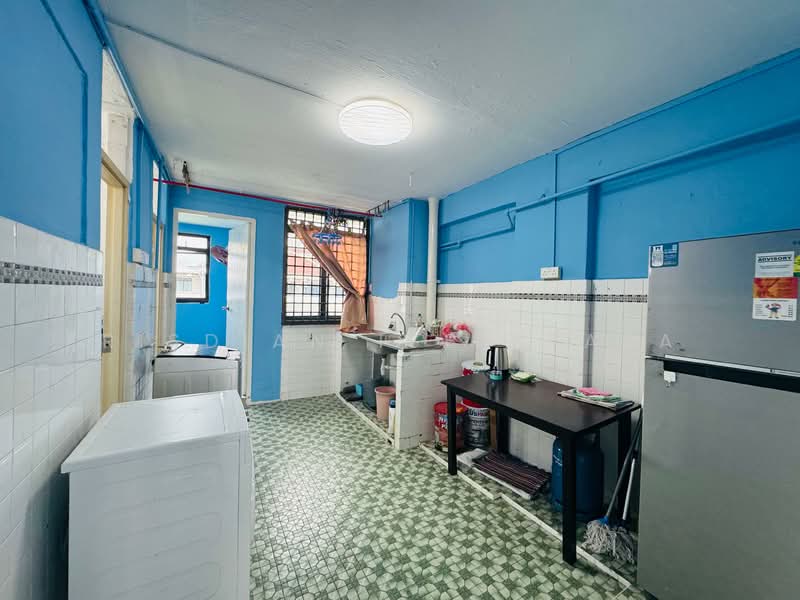 19 Eunos Crescent HDB Flat For Sale at S$ 400,000 | PropertyGuru Singapore - Kitchen