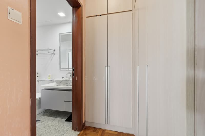 La Casa Condominium For Sale at S$ 1,250,000 | PropertyGuru Singapore - Bathroom