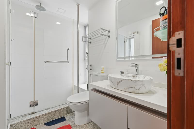 La Casa Condominium For Sale at S$ 1,250,000 | PropertyGuru Singapore - Bathroom