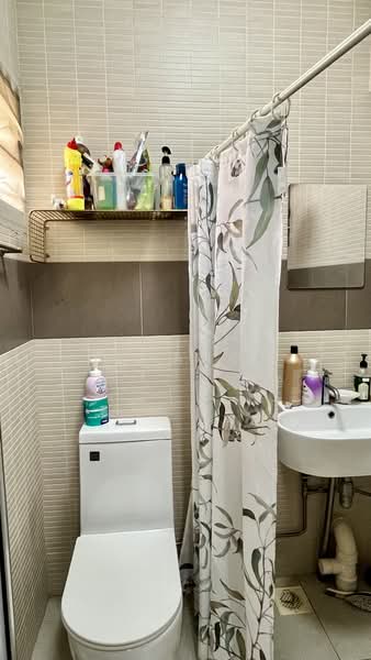 710 Clementi West Street 2 HDB Flat For Sale at S$ 1,880,000 | PropertyGuru Singapore - Junior en-suite bath 