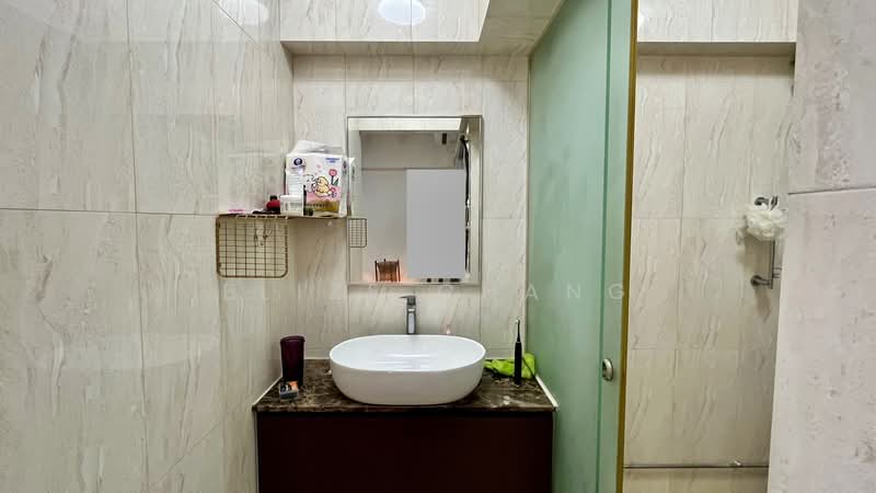 710 Clementi West Street 2 HDB Flat For Sale at S$ 1,880,000 | PropertyGuru Singapore - Master Bath 