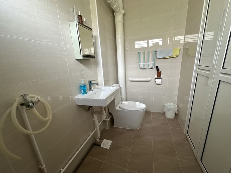 713 Jurong West Street 71 HDB Flat For Sale at S$ 560,000 | PropertyGuru Singapore - Bathroom