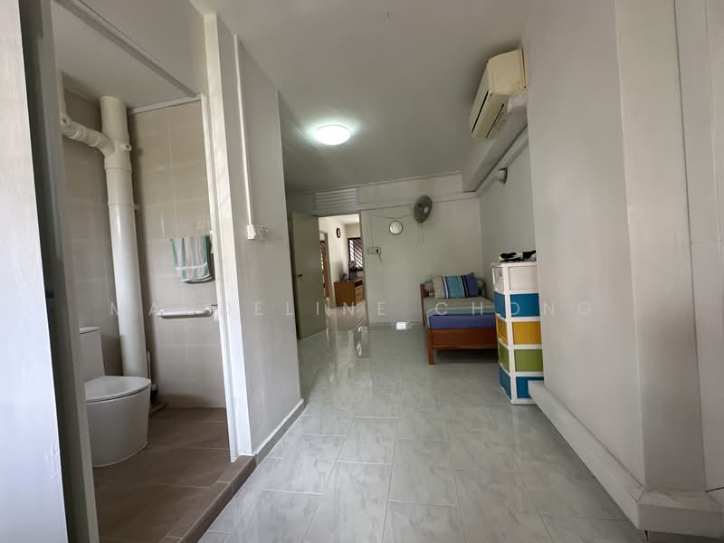 713 Jurong West Street 71 HDB Flat For Sale at S$ 560,000 | PropertyGuru Singapore - Bedroom