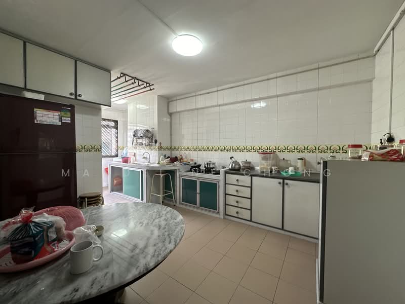 713 Jurong West Street 71 HDB Flat For Sale at S$ 560,000 | PropertyGuru Singapore - Kitchen