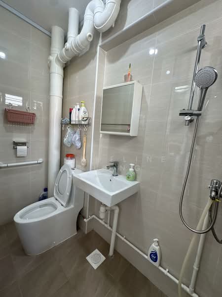 713 Jurong West Street 71 HDB Flat For Sale at S$ 560,000 | PropertyGuru Singapore - Bathroom